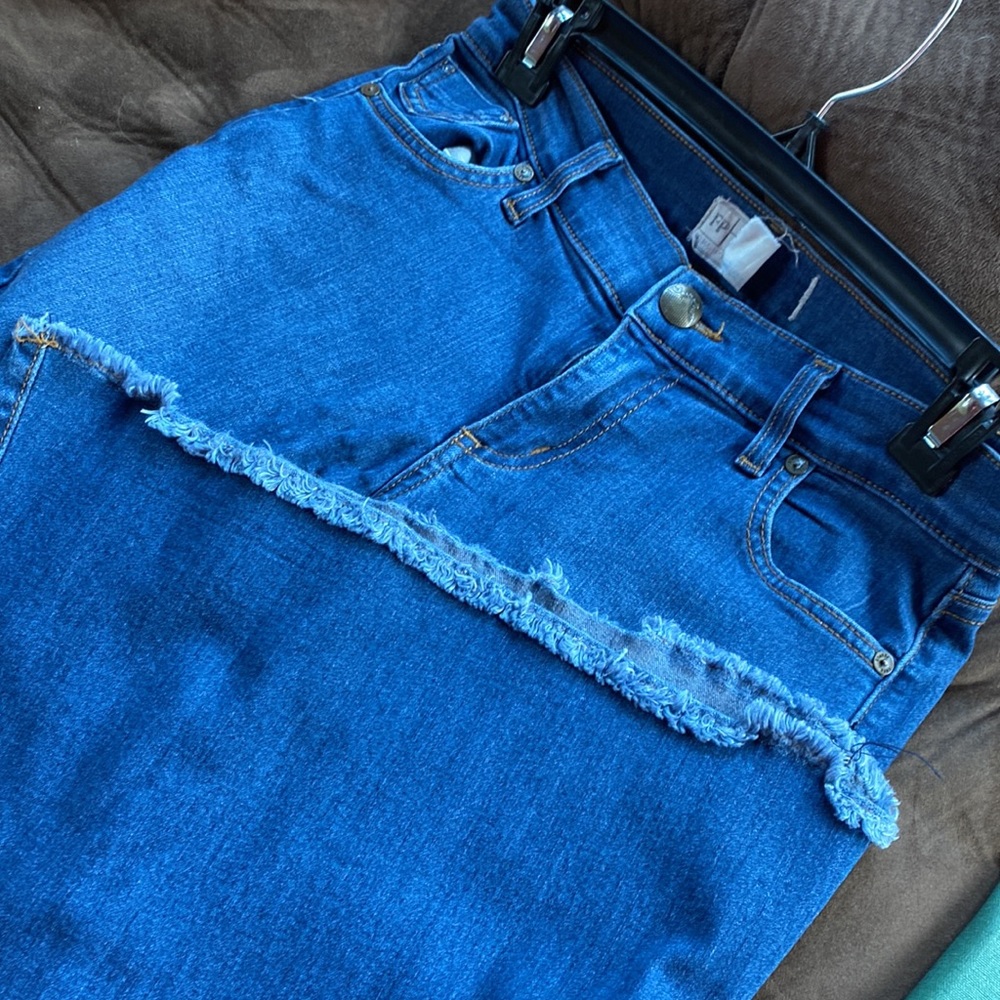 Free People Women’s Denim Flare Jeans with Frayed Hem. Size 27 - Picture 8 of 10